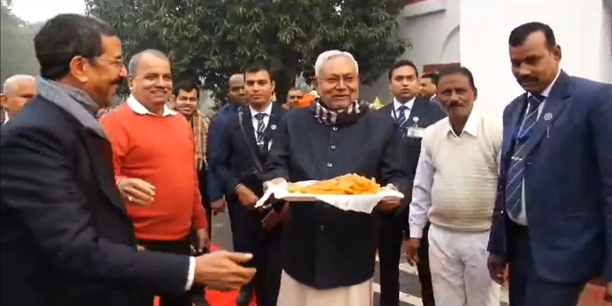 नीतीश कुमार ने अपने सभी विधायकों को पटना में ही रहने को कहा है।